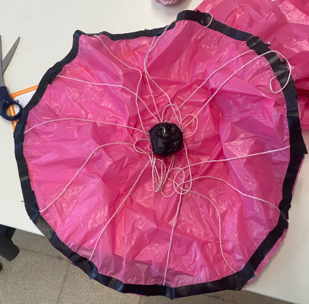 Prototipo de paracaídas hecho a mano